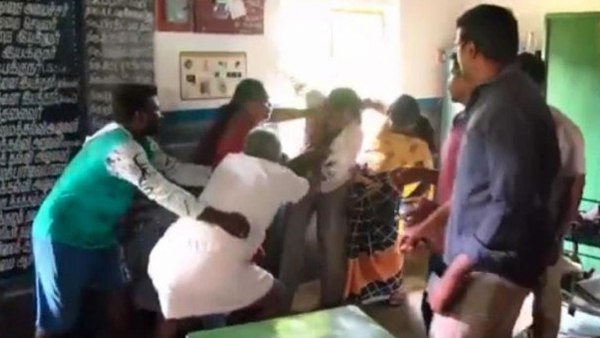 स्कूल खत्म होने के बाद क्लासरूम में करने लगे गंदा काम स्कूल खत्म होने के बाद क्लासरूम में करने लगे गंदा काम