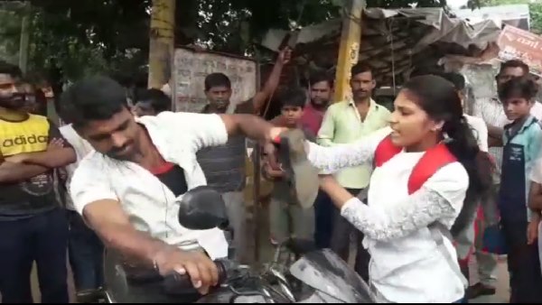 हाथ मिलाकर प्रभारी निरीक्षक ने की छात्रा की तारीफ