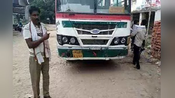 Traffic police issued challan for not wearing helmet by up roadways bus driver Traffic police issued challan for not wearing helmet by up roadways bus driver
