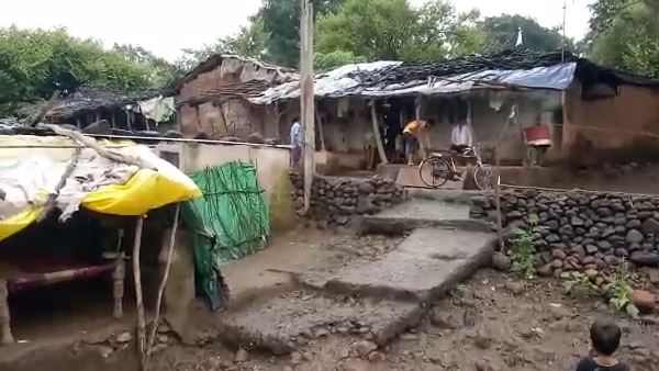 स्कूल में भी मंडरा रहा खतरा