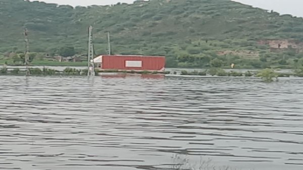 तलाब गांव की पुरानी सड़क से निकल रहे वाहन