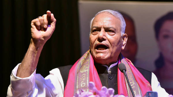 श्रीनगर एयरपोर्ट पर रोके गए सिन्‍हा 