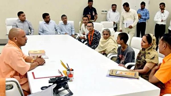 पीड़ित परिवार को 15 लाख रुपये और घर देगी योगी सरकार