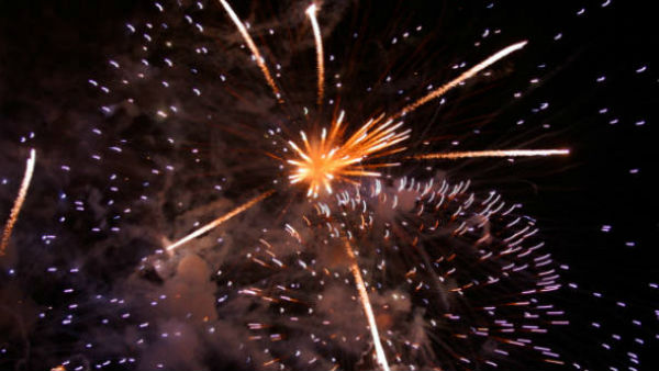 पटाखों ने बढ़ाया प्रदूषण पटाखों ने बढ़ाया प्रदूषण