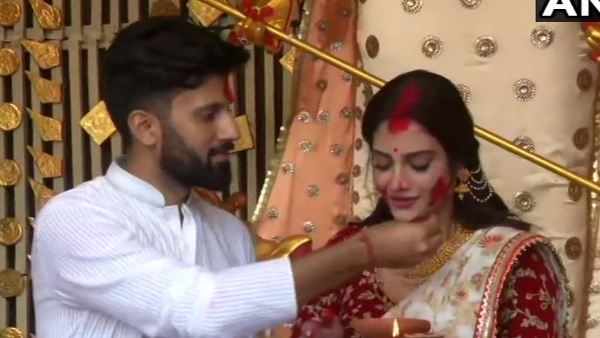 पति निखिल के साथ 'सिंदूर खेला' में पहुंचीं नुसरत