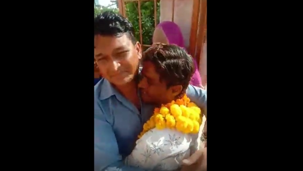 मोबाइल नहीं रखता प्रकाश