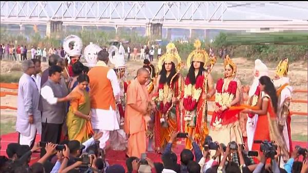 योगी आदित्यनाथ और आनंदीबेन ने दीए जलाए