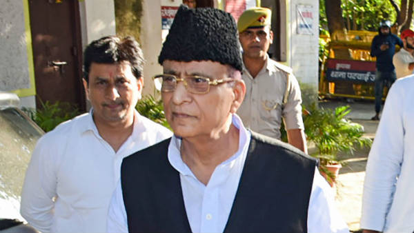 आजम के करीबी ने ने अखिलेश पर लगाया था अनदेखी का आरोप 