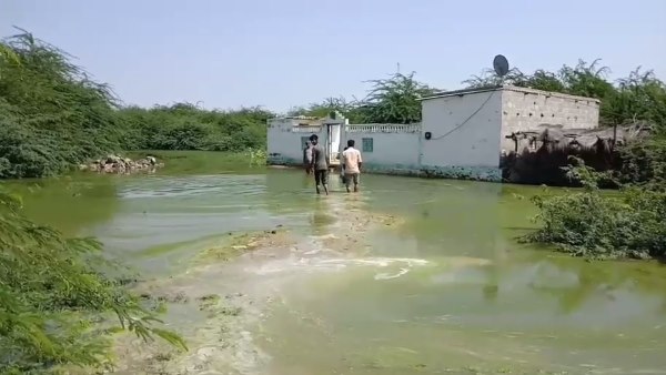 पानी ओवरफ्लो होकर बहता है