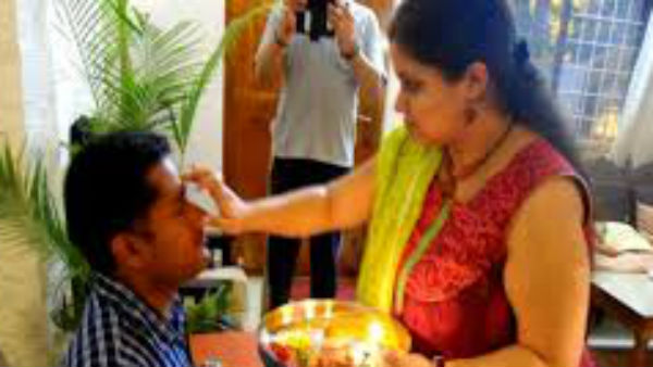 मेरे प्यारे भईया को मुबारक हो ... मेरे प्यारे भईया को मुबारक हो ...