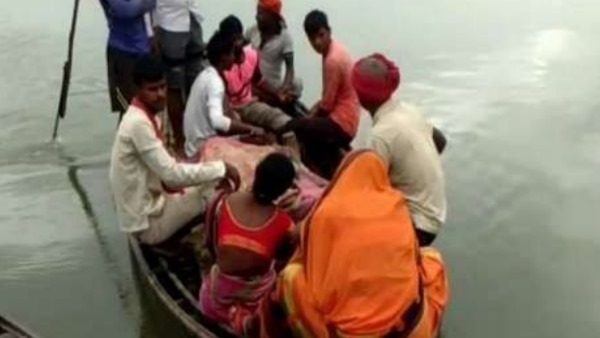 बाढ़ के पानी में फंसी गर्भवती महिला की मौत