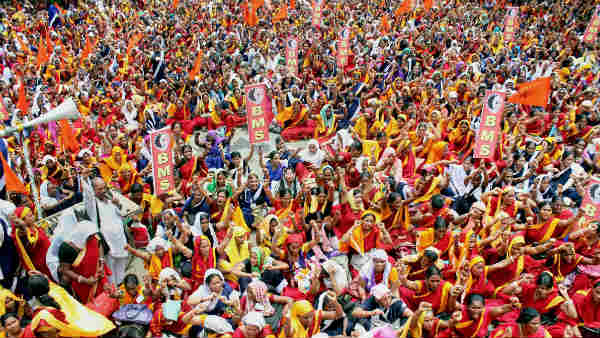 सरकार की ओर से समझाने की कोशिशें जारी