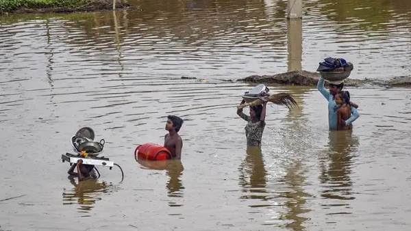 हजारों लोग पानी में फंसे