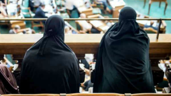  स्‍कूलों में बुर्का अनिवार्य 