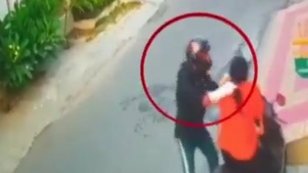 chain snatching from woman in jalandhar caught on cctv camera chain snatching from woman in jalandhar caught on cctv camera