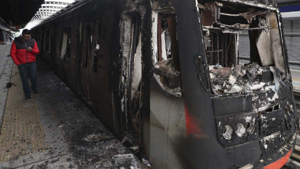 कई दुकानों को लगाई गई आग 