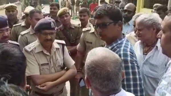 सुल्तानपुर। यूपी के अमेठी जिले में पीपरपुर थाना व क्राइम ब्रांच की कस्टडी में व्यवसाई की मौत हो गई थी। पुलिस ने देर रात प्रतापगढ़ जिले के अंतू स्थित यूको बैंक में लगभग 27 लाख की हुई लूट से जुड़ा मामले में पुलिस ने सत्यप्रकाश शुक्ला को उठाया था। परिजनों ने अमेठी क्राइम ब्रांच पर हत्या का आरोप लगाया था। इसके चलते उन्होंने अस्पताल परिसर में खूब हंगामा काटा। 