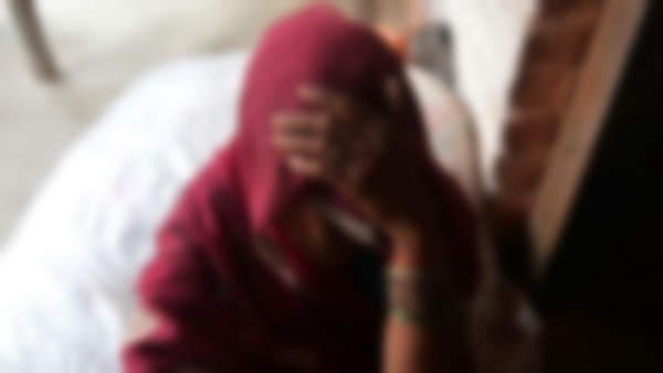 थाने के सामने लेटकर किया प्रदर्शन थाने के सामने लेटकर किया प्रदर्शन