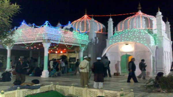 दरगाह में दिवाली की परंपरा 250 साल पुरानी दरगाह में दिवाली की परंपरा 250 साल पुरानी