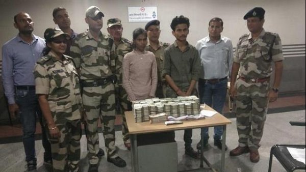 2 बैगों से एक करोड़ एक हजार रुपये मिले 2 बैगों से एक करोड़ एक हजार रुपये मिले