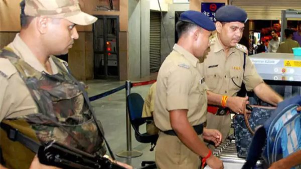 दिल्ली मेट्रो में युवक-युवती की चेकिंग के बाद मचा हड़कंप दिल्ली मेट्रो में युवक-युवती की चेकिंग के बाद मचा हड़कंप