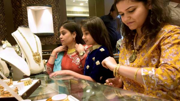 धनतेरस पर 39,240 रुपये प्रति 10 ग्राम पर पहुंच गया था सोना