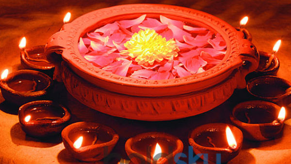 मुख्य दरवाजे से ही दिवाली के दिन घर में मां लक्ष्मी प्रवेश करती हैं