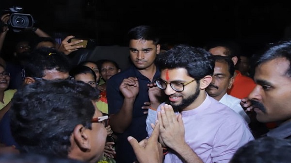 आदित्य ठाकरे ने केंद्र और फडणवीस सरकार को लिया आडे़ हाथों आदित्य ठाकरे ने केंद्र और फडणवीस सरकार को लिया आडे़ हाथों