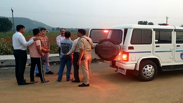 एक-दूसरे से बात करने के लिए अपने फोन का इस्तेमाल नहीं किया एक-दूसरे से बात करने के लिए अपने फोन का इस्तेमाल नहीं किया