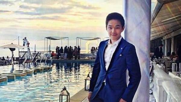 रिहाना के साथ भी कई तस्वीरें साझा कर चुके हैं