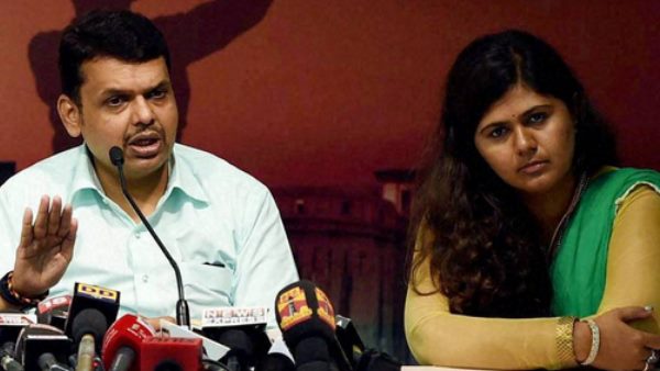 पंकजा मुंडे को चचेरे भाई धनंजय से मिली शिकस्त