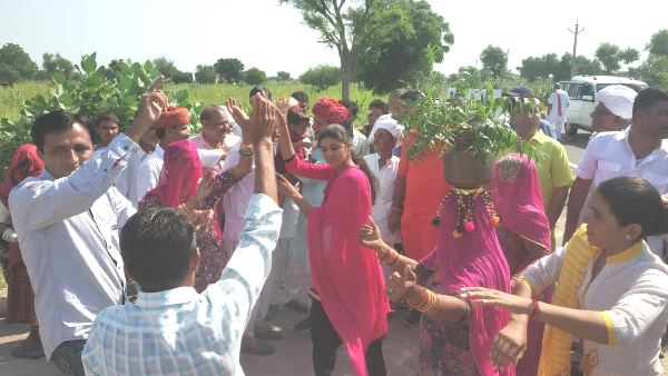 Barmer Gandhi sankalp Yatra welcome with Marwadi dance by womens