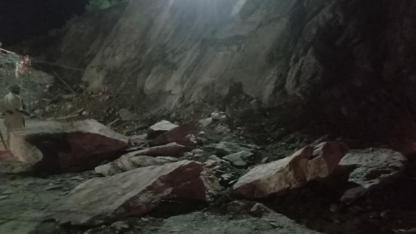 जेसीबी से हटवाया मलबा
