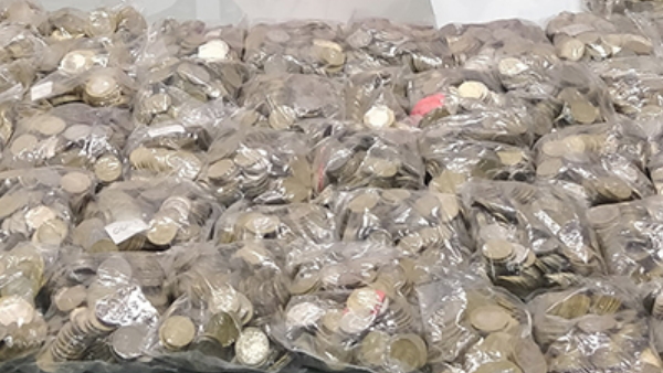 शोरूम संचालक नहीं गिनवा पाए सिक्के