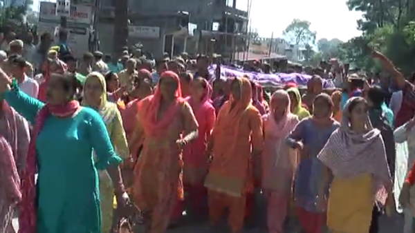 डॉक्टर के खिलाफ सख्त कार्रवाई की मांग डॉक्टर के खिलाफ सख्त कार्रवाई की मांग