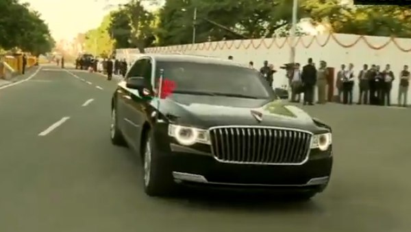 काफिले में नजर आई आलिशान कार काफिले में नजर आई आलिशान कार