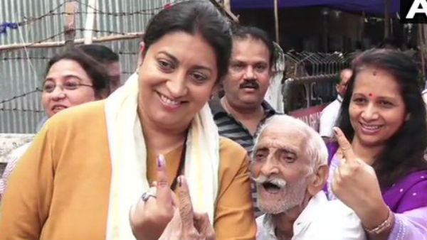 पोलिंग बूथ पर 93 साल रिटायर्ड सैनिक से मिलीं स्मृति ईरानी