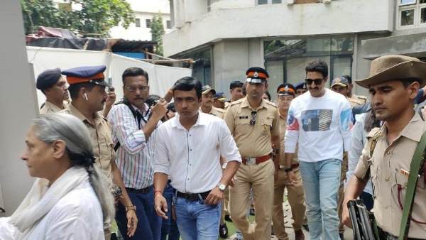 अधिकारी ने सेल्फी लेने का आग्रह किया