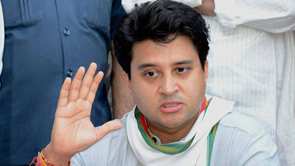 किसानों की कर्जमाफी में सरकार की पोल खोलकर कांग्रेस का कर रहे पतन 