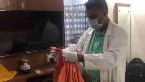 होटल में मिले कपड़े और बैग