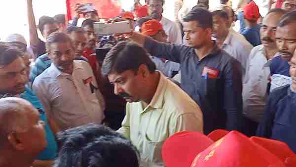 Protest against Tejas Express started in Kanpur