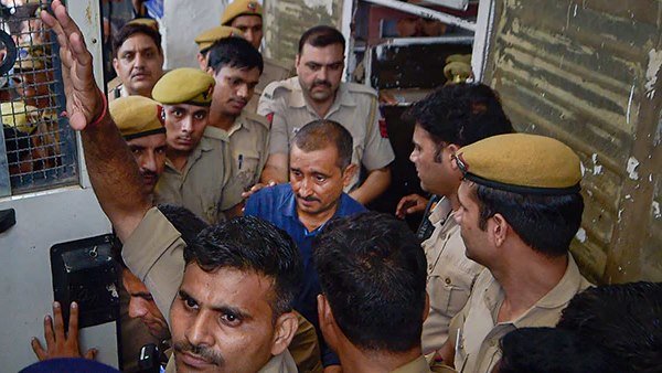 तीन लोगों ने अलग-अलग जगहों पर किया था बलात्कार