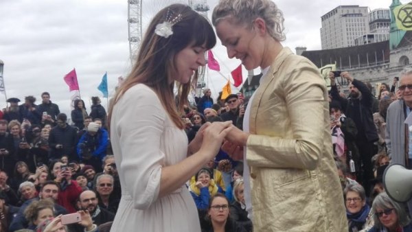  एक महिला ने पादरी की भूमिका निभाई