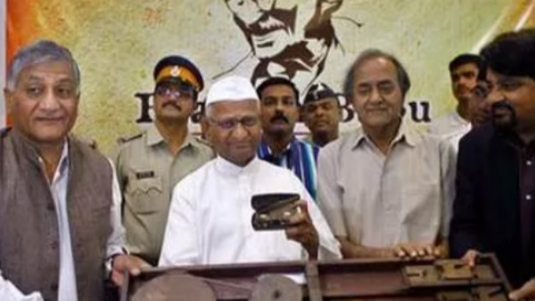 अन्ना हजारे को भेंट की गांधी की निशानी