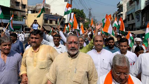 दिल्ली के जंतर मंतर के लिए किया कूच