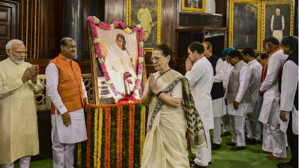 आपातकाल के लिए मोदी के निशाने पर रही है कांग्रेस आपातकाल के लिए मोदी के निशाने पर रही है कांग्रेस