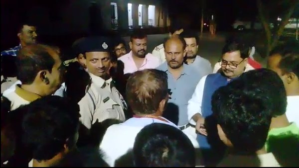 इसी झील के सौंदर्यीकरण का काम करा रहे थे