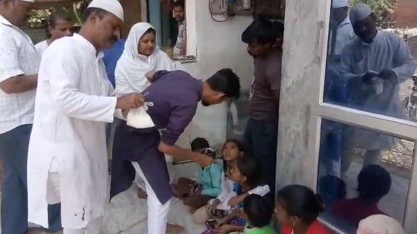 बच्चों को खाना खिलाकर यह बोले मुस्लिम
