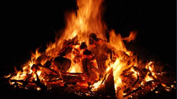 चिता की खोपड़ी पर पका रहे थे गुड़ चावल