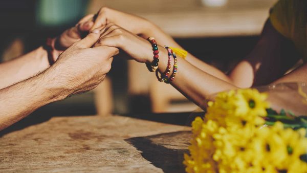 परिजनों के उड़े होश, बहन के साथ भागा भाई